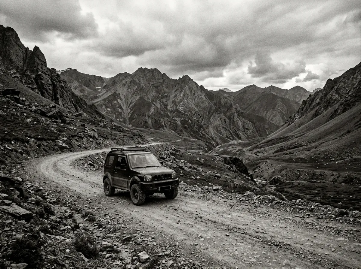 Suzuki Jimny или Mitsubishi Delica на гравийной горной дороге.